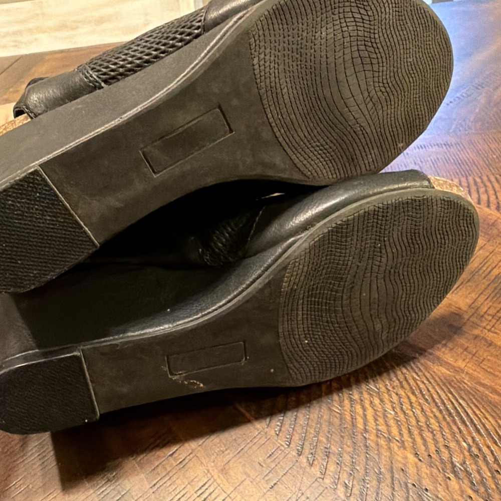 Frye Brielle Ankle Strap Black Leather Sandal Wedge Heel Size 7.5M - Picture 4 of 10